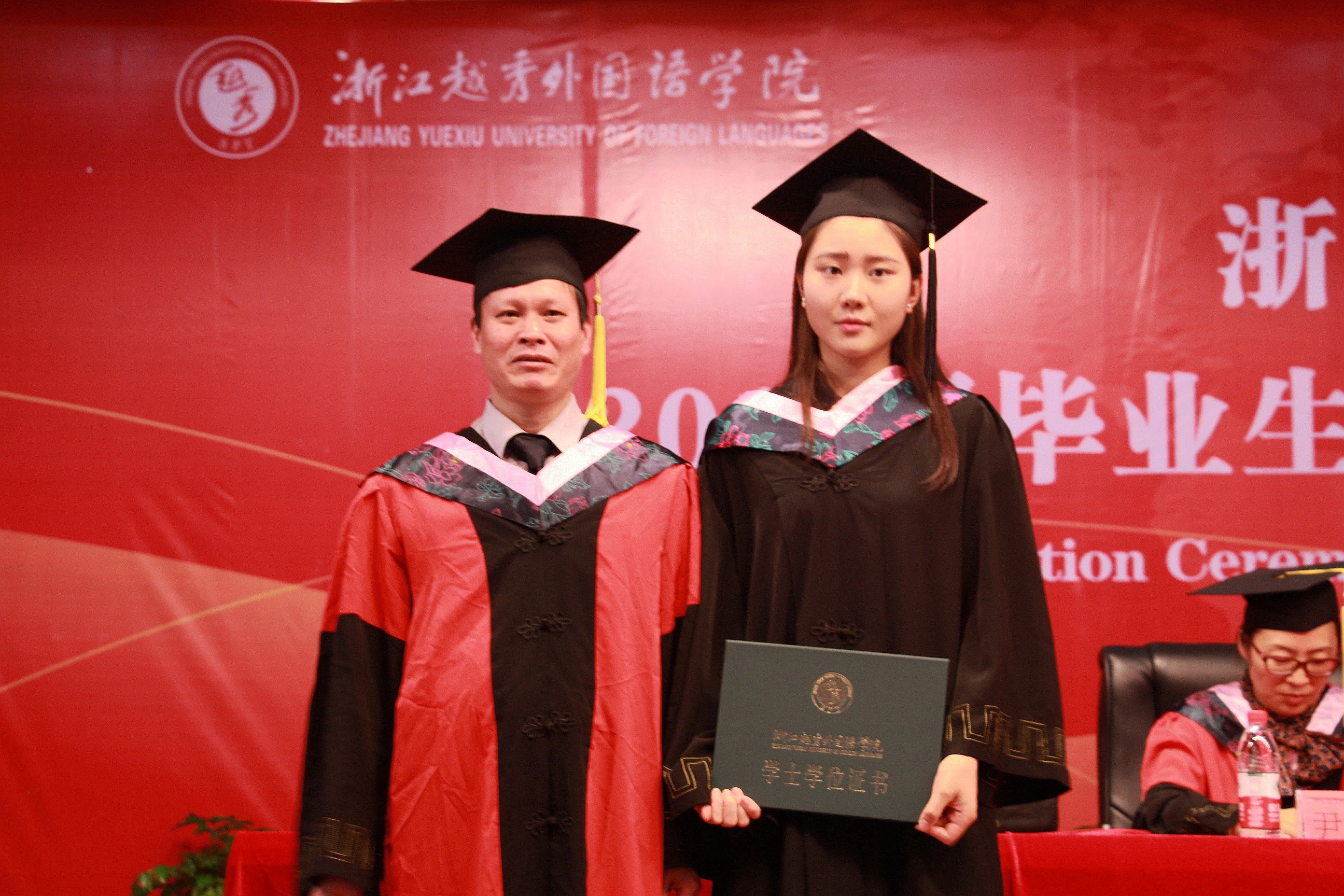 院长刘家思为毕业生颁发学士学位证书并拨穗.jpg