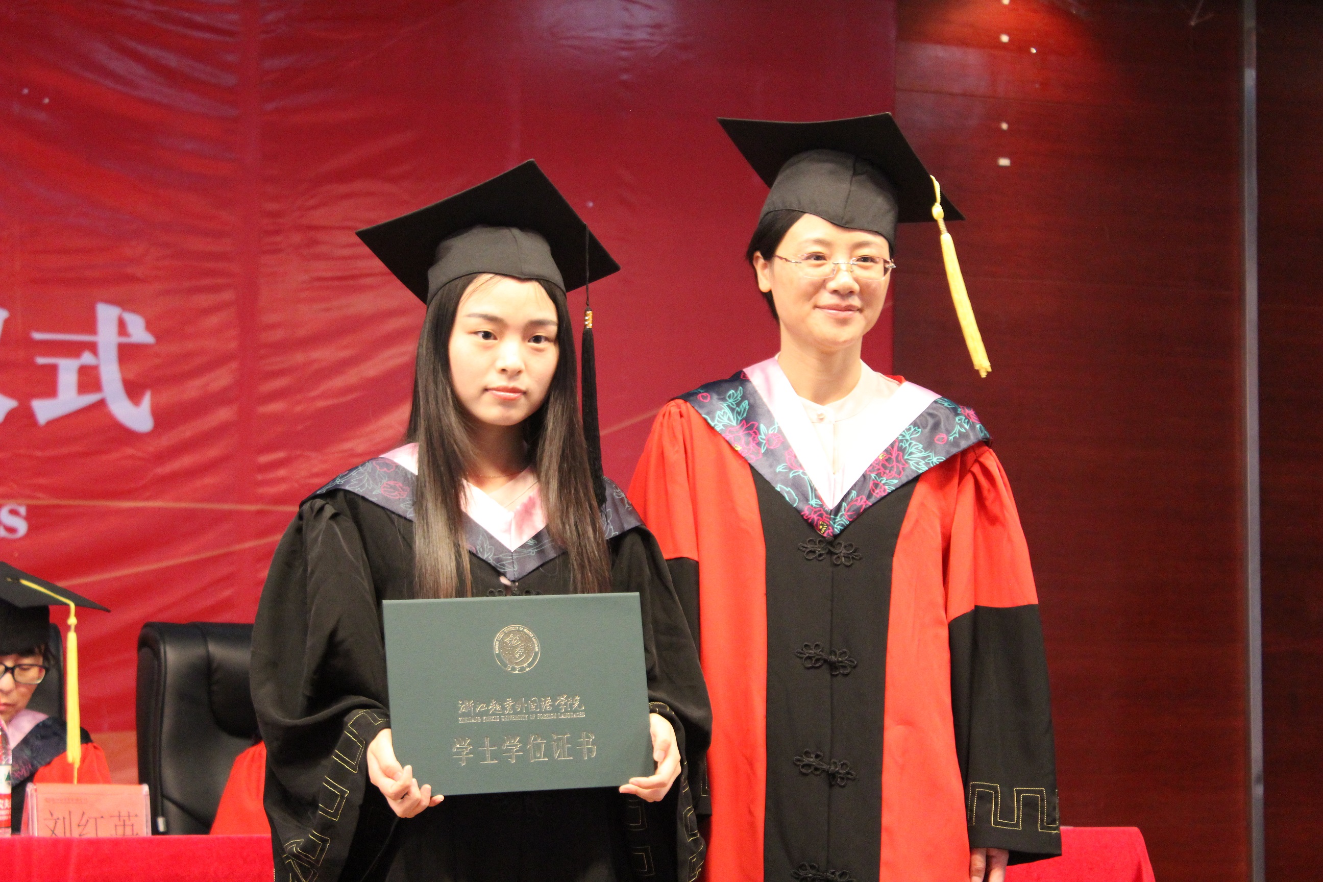校党委副书记施文妹为毕业生颁发学士学位证书并拨穗.JPG